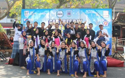 Siswa SMKN 2 Bawang Bersih-Bersih Kota dan Perform on Car Free Day