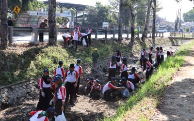 Sambut WCD, Siswa SMP 1 Bawang Gelar Aksi Bersih Lingkungan dan Pungut Sampah