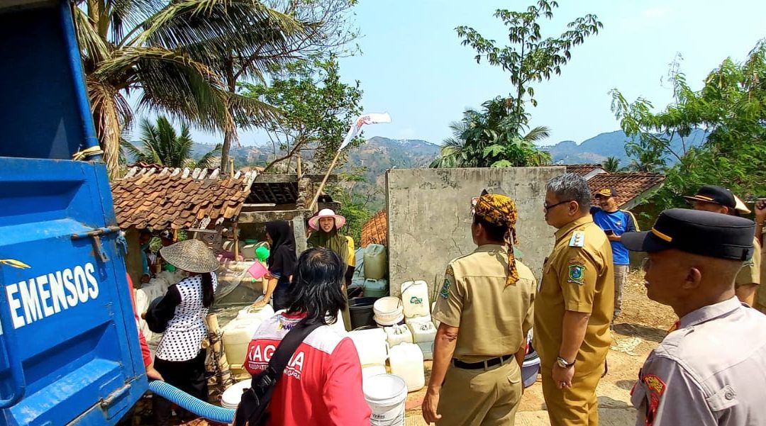 Pj Bupati Tri Harso Tinjau Ditsribusi Air Bersih di Wilayah Kekeringan