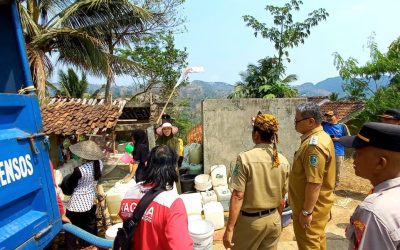 Pj Bupati Tri Harso Tinjau Ditsribusi Air Bersih di Wilayah Kekeringan