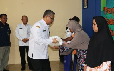 Pemkab Banjarnegara Serahkan Beras Cadangan kepada Puluhan Warga Kurang Mampu