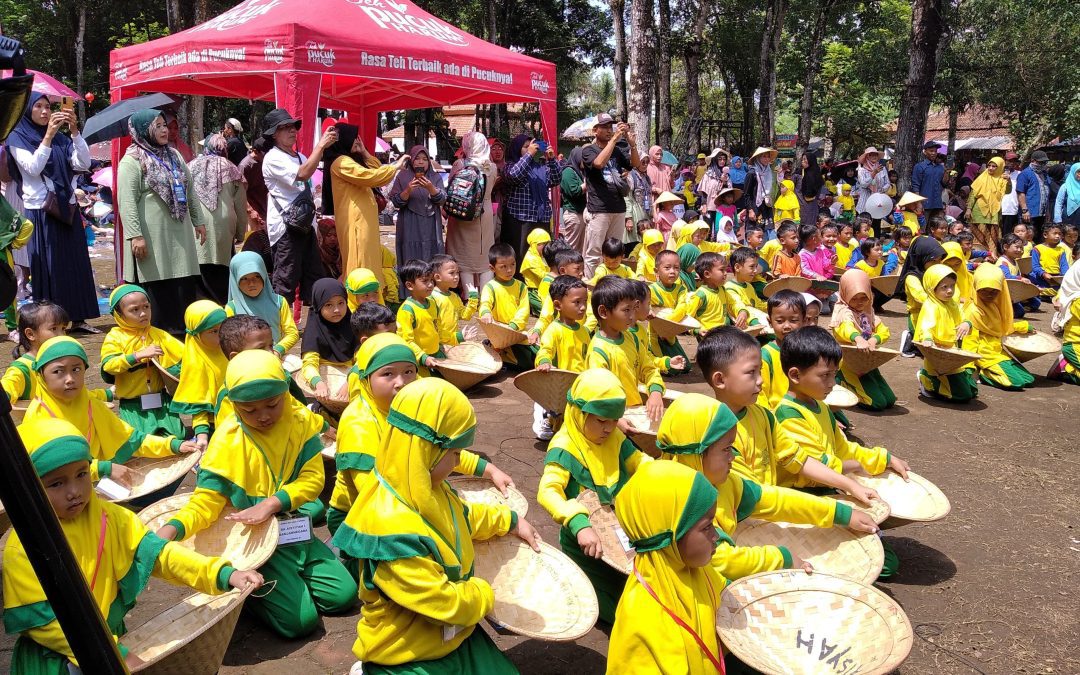 9442 Peserta Padati Serulingmas Ikuti Lomba Melukis Caping