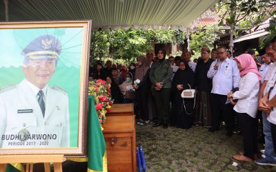 Ribuan Warga Antarkan Jenazah Budhi Sarwono ke Peristirahatan Terakhir