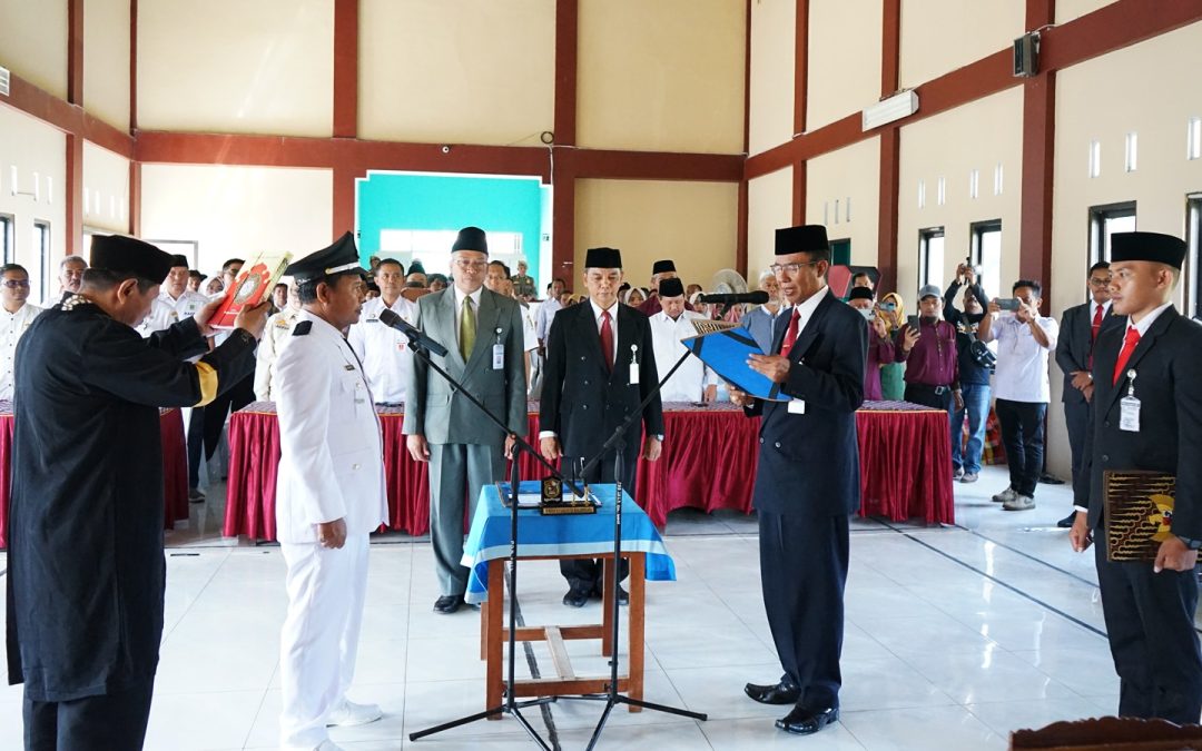 Penjabat Bupati Masrofi Saat Lantik Kades Karangkemiri : Kades Harus Sering Terjun ke Lapangan