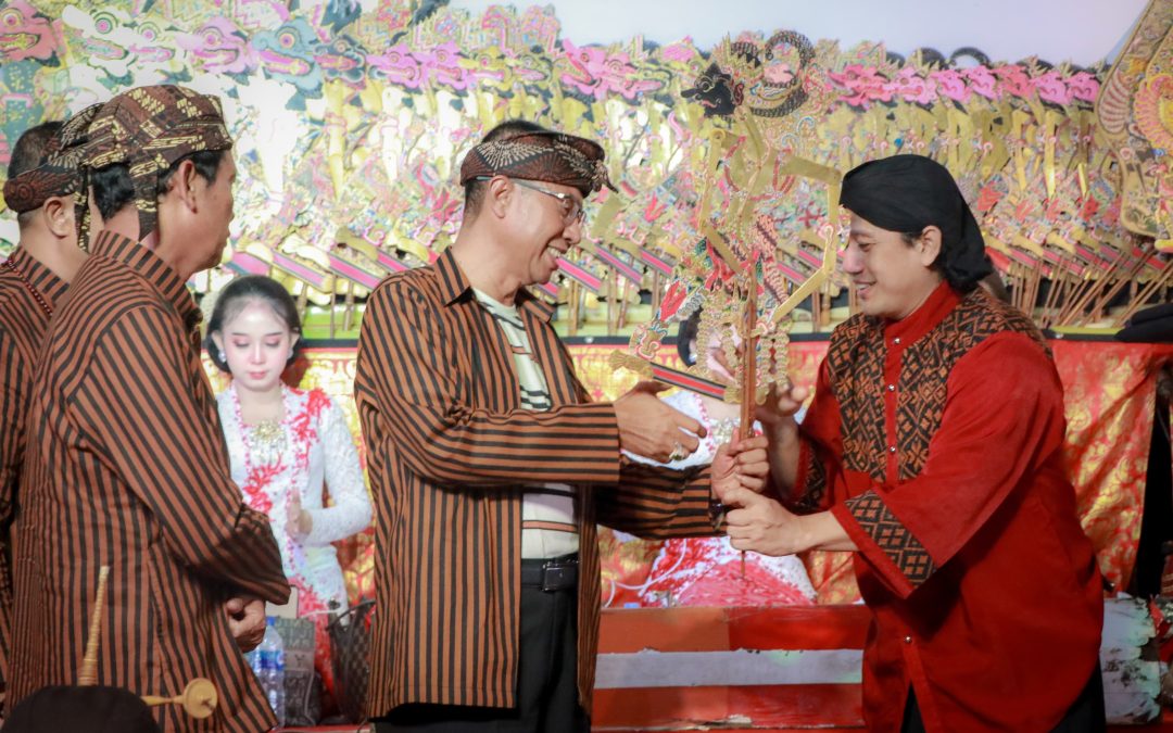 Buka Pagelaran Wayang Kulit, Pj Bupati Masrofi Imbau Masyarakat Sikapi Pilkada dengan Damai