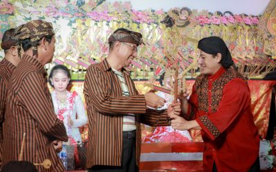 Buka Pagelaran Wayang Kulit, Pj Bupati Masrofi Imbau Masyarakat Sikapi Pilkada dengan Damai