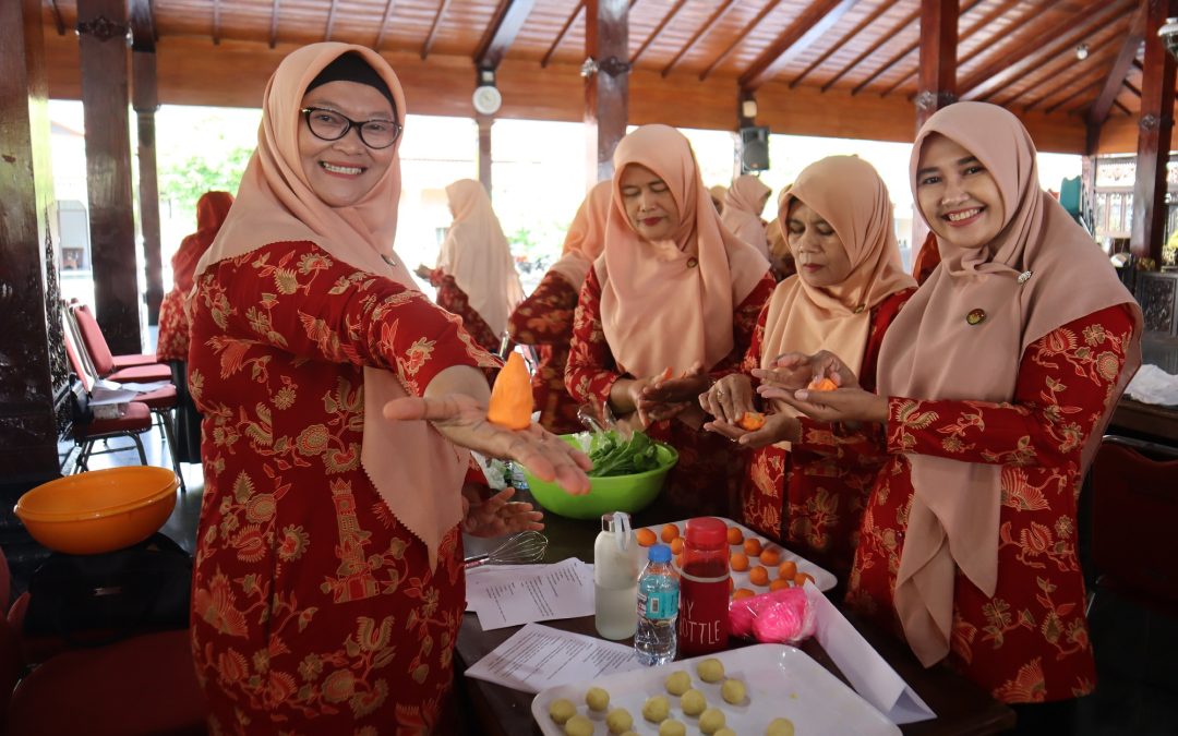 Dukung Ekonomi Kuliner Rakyat Kreatif, Dharma Wanita Gelar Pelatihan Membuat Roti Jajan Pasar