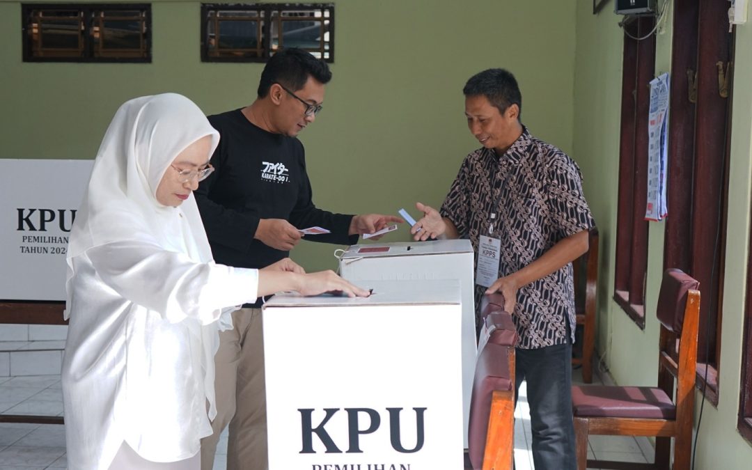 Pilkada Serentak 2024, Cabup-Cawabup Banjarnegara Salurkan Hak Suaranya di Tempat Berbeda