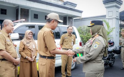 Pj Bupati Banjarnegara Serahkan 2 Sepeda Motor Patwal Satpol PP dan 2 Ambulans Puskesmas