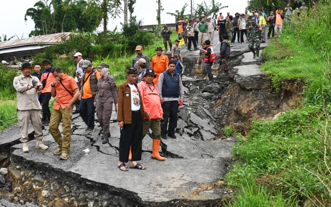 Tinjau Bencana Tanah Bergerak di Desa Ratamba, Pj Bupati Masrofi  Minta Sebelum  Bulan Puasa Sudah ada Hunian bagi Warga Terdampak Bencana