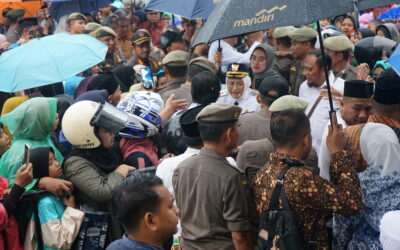 Meski Hujan Mengguyur, Masyarakat Antusias Sambut Bupati dan Wabup Banjarnegara