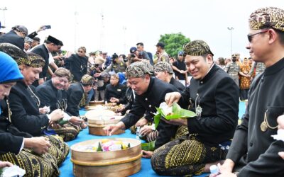 Usai Kirab Jadi Banjarnegara, Wabup Wakhid Jumali Lesehan Makan Bareng Masyarakat