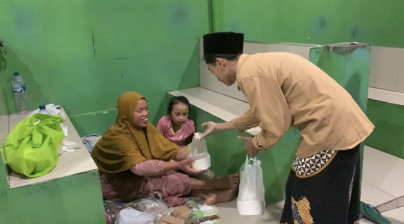 Praktikan Karakter Gemar Bermasyarakat, Peserta Itikaf Pelajar Bagikan Makan Sahur di RSUD