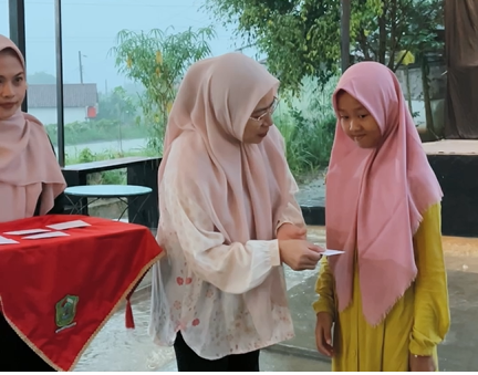 Bupati Amel Berikan Santunan untuk Anak Yatim, Piatu dan Duafa di Desa Kincang