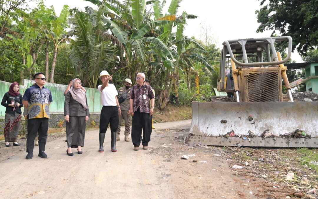 Bupati Amel Siap Tangani Masalah sampah di TPA Winong