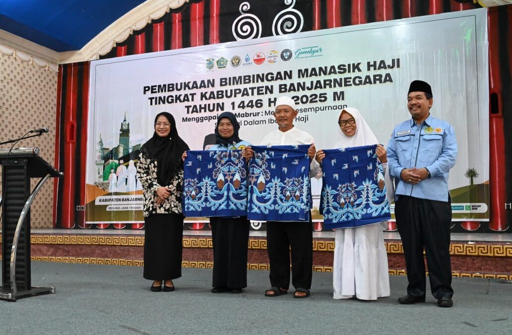 Pemkab Banjarnegara Fasilitasi Seragam Batik Khusus Bagi Calon Jamaah Haji Banjarnegara.