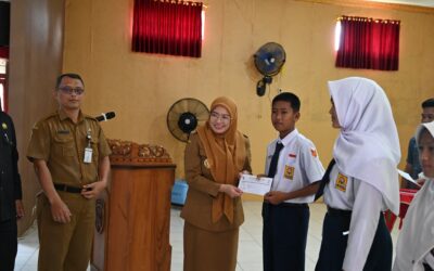 Salurkan Zakat Profesi Guru, Bupati Amalia Beri Motivasi Siswa Penerima Zakat Untuk Berprestasi