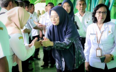 Serahkan Bantuan UPZ Dindikpora, Bupati Banjarnegara Motivasi Para Siswa di Eks Kawedanan Purwareja Klampok
