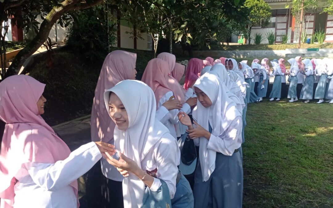 Awali Masuk Sekolah, Siswa SMAN 1 Sigaluh Berbagi THR