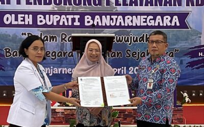 Bupati Serahkan Bantuan Peralatan Pendukung Pelayanan KB kepada Faskes