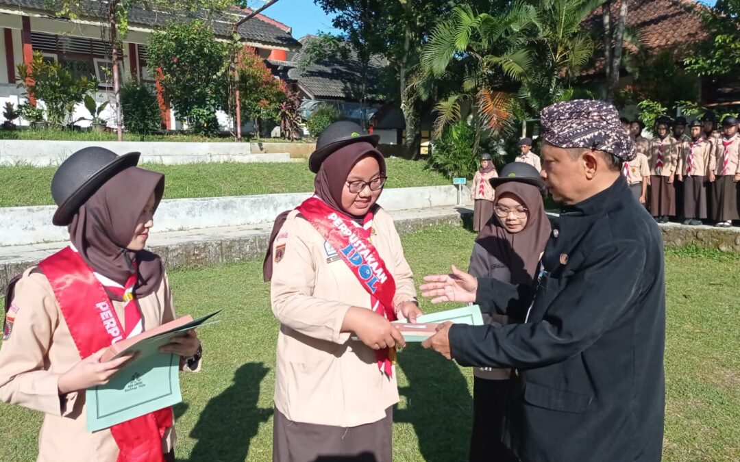 Peringatan Hardiknas di SMA Sigaluh, Siswa Berintegritas Ditasbihkan sebagai Perpustakaan Idol