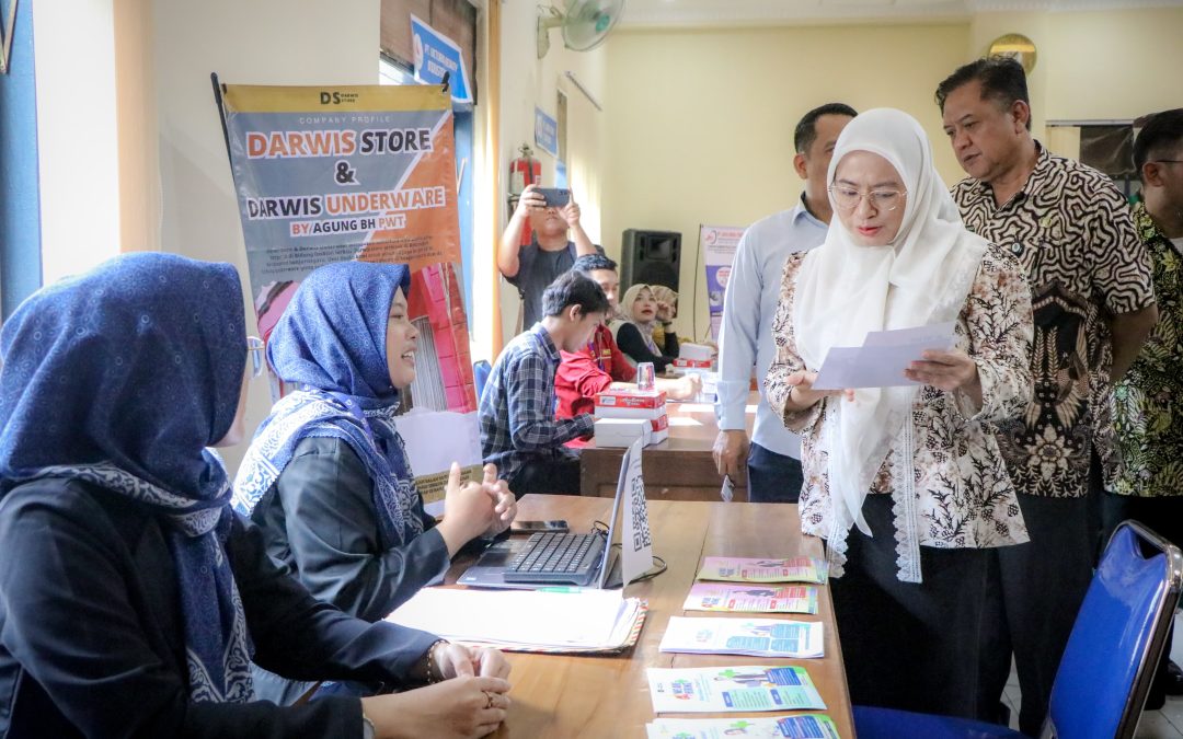 Bupati Amel Tinjau Job Fair di Kecamatan Purwareja Klampok