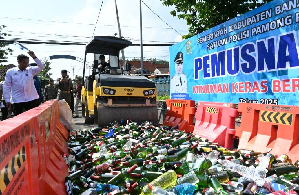 Satpol PP Banjarnegara Musnahkan Ribuan  botol Minuman Beralkohol dan Tuak