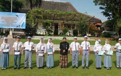 Lima Siswa SMAN 1 Sigaluh Terima Bantuan Biaya Kuliah