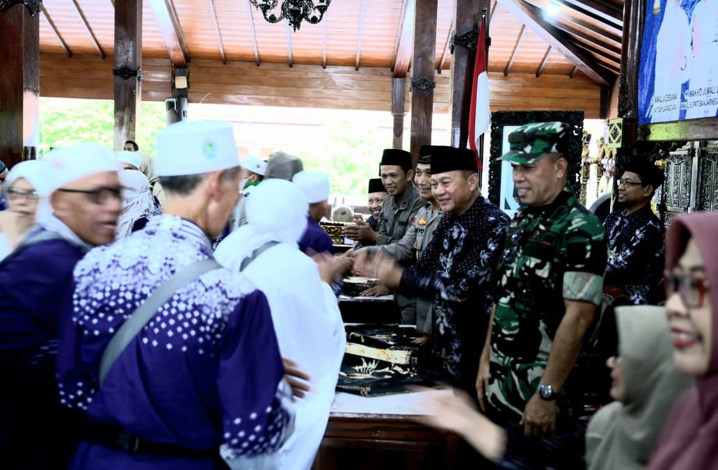 Sekda Sambut Haru Kedatangan Jemaah Haji Kloter Terakhir Kabupaten Banjarnegara