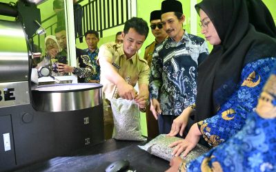 Dorong Kualitas Kopi Lokal, Bupati Serahkan Mesin Sangrai untuk Koperasi Page Land Farm