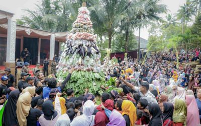 Warga Gumelem Kulon Tumpah Ruah Ikuti Grebeg Suran Sunan Geseng