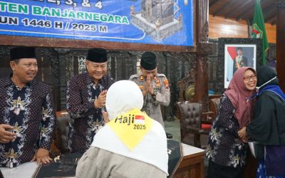 Jemaah Haji Banjarnegara Kloter 3 Disambut Sekda Indarto