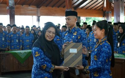 Bupati Amel Serahkan SK Pengangkatan 661 PPPK, ASN Harus Semakin ‘Ber-Akhlak’