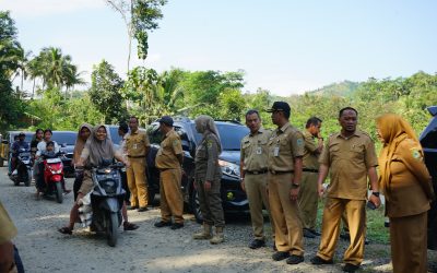 Bupati Amel Tinjau Jalan Rusak di Dusun Krinjing Desa Petir, Warga Minta Perhatian