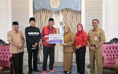 Bupati Amalia Serahkan Hibah Bantuan Keuangan kepada 10 Partai Politik di Banjarnegara