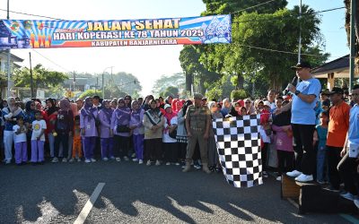 Sekda Banjarnegara Lepas Ribuan Peserta Jalan Sehat Hari Koperasi