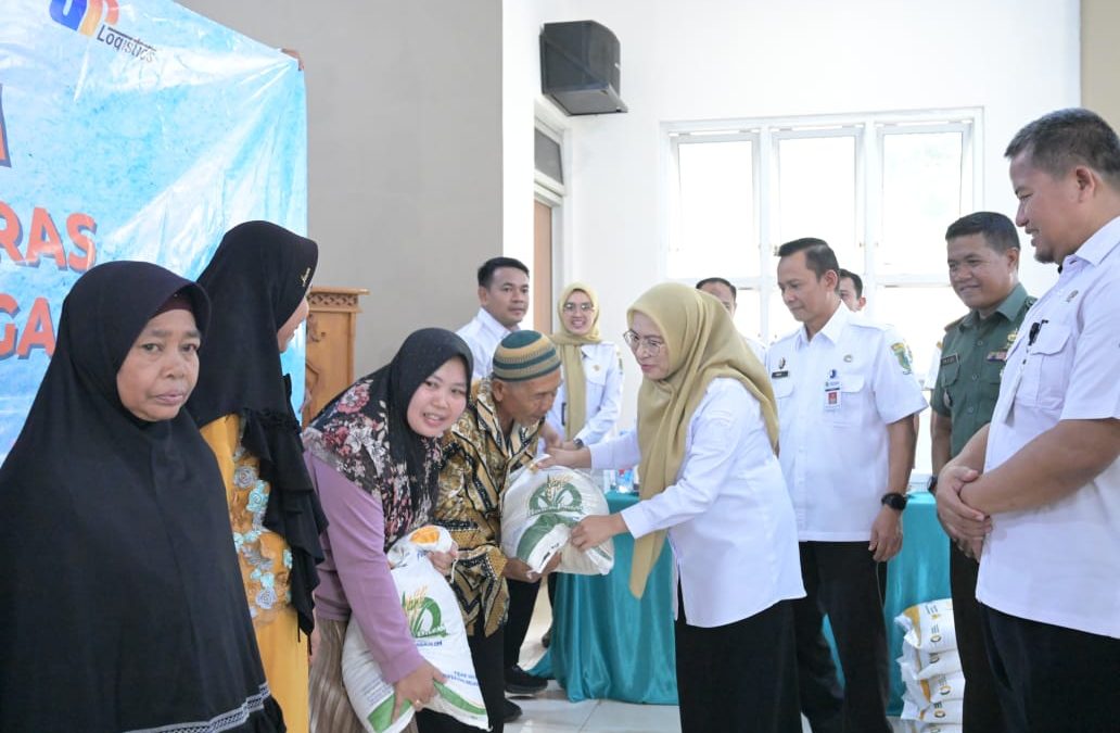 Bupati Amel Serahkan Bantuan Pangan Beras untuk Warga di Kecamatan Punggelan
