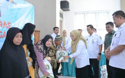 Bupati Amel Serahkan Bantuan Pangan Beras untuk Warga di Kecamatan Punggelan