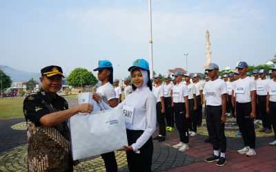 Sekda Indarto Beri Motivsi dan Serahkan Perlengkapan Calon Paskibra 2025