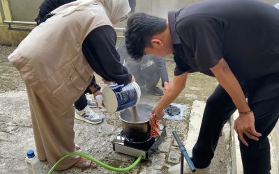 KKN UIN Saizu Latih Warga Desa Blitar Ubah Sampah Jadi Paving Block