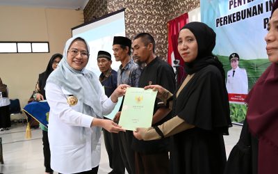Bupati Serahkan 511 Sertifikat Eks PIR Teh Jawa Tengah