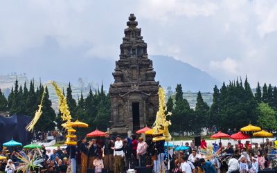 Ikuti Prosesi Pencukuran Rambut Gimbal, Menko AHY dan Gubernur Jateng Luthfi Cukur Rambut Salah Satu Anak Bajang
