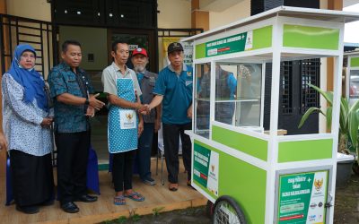 Baznas Salurkan Gerobak Usaha dan Gelar Makan Bakso-Mie Ayam Gratis