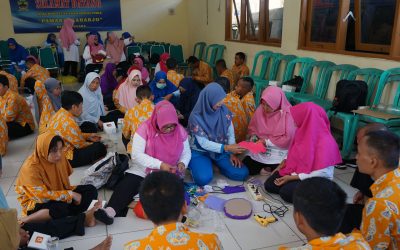 Anjangsana Sekolah Lansia Istiqomah ke Panti Pamardi Raharjo, Beri Ketrampilan Kerajinan dari Botol Bekas