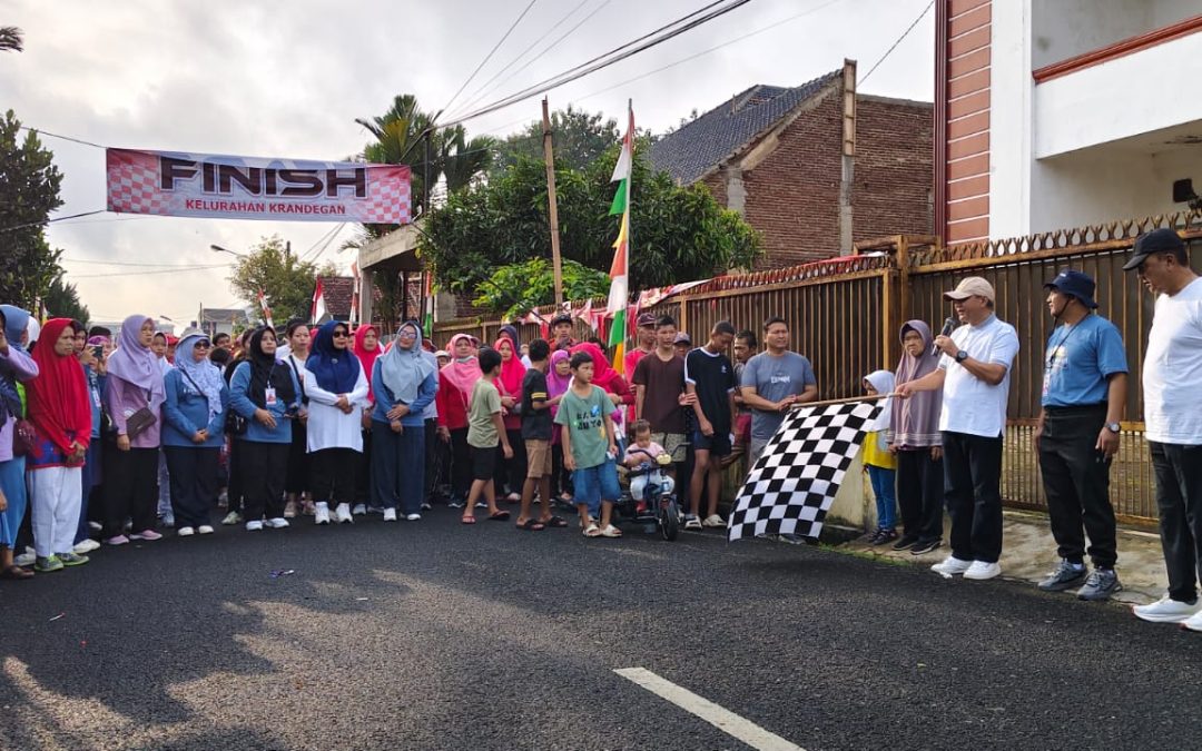 Sekda Indarto Lepas Ratusan Peserta Jalan Sehat Kelurahan Krandegan