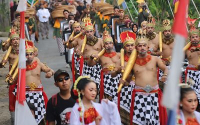 Seribu Topeng Rampak Minakjingga Semarakkan Hari Jadi ke-208 Desa Blambangan