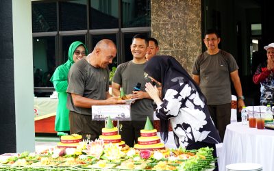 Dandim 0704 Bersama Bupati Potong Tumpeng di HUT ke-80 TNI