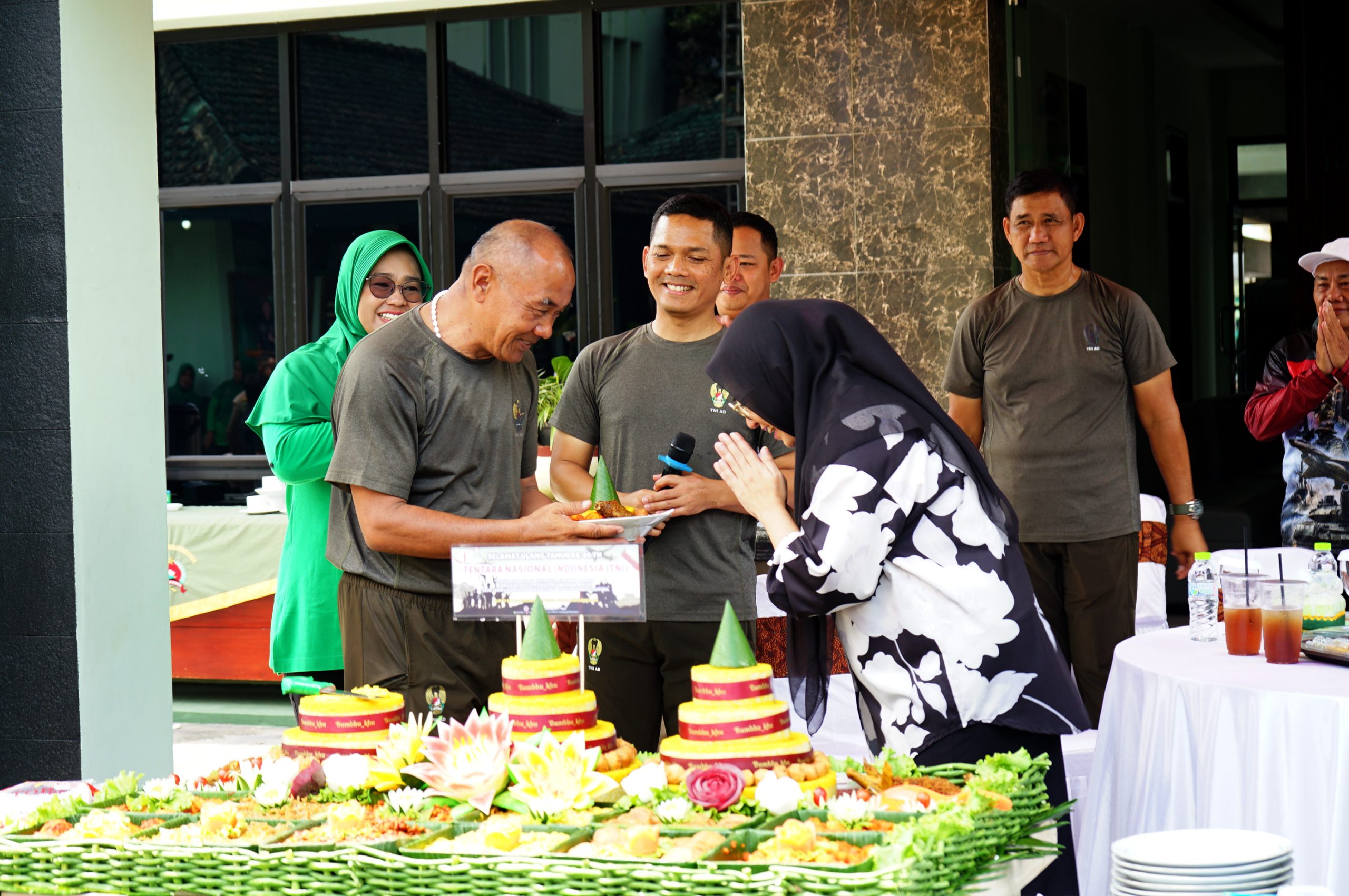 Featured image for Dandim 0704 Bersama Bupati Potong Tumpeng di HUT ke-80 TNI