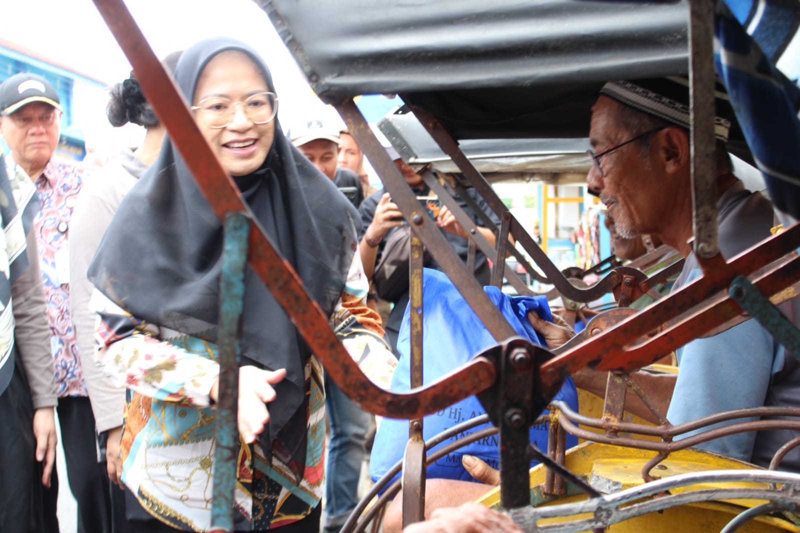 Featured image for Peringati HUT ke- 85 RSUD Anna Lasmanah, Bupati Bagikan Sembako Untuk Warga Kurang Mampu di Sekitar Rumah Sakit