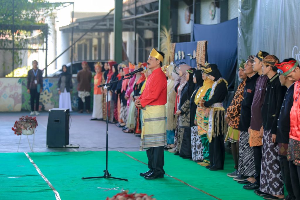 Featured image for SMP Negeri 1 Bawang Gelar Pesona Budaya Nusantara dan Fashion Show Baju Adat